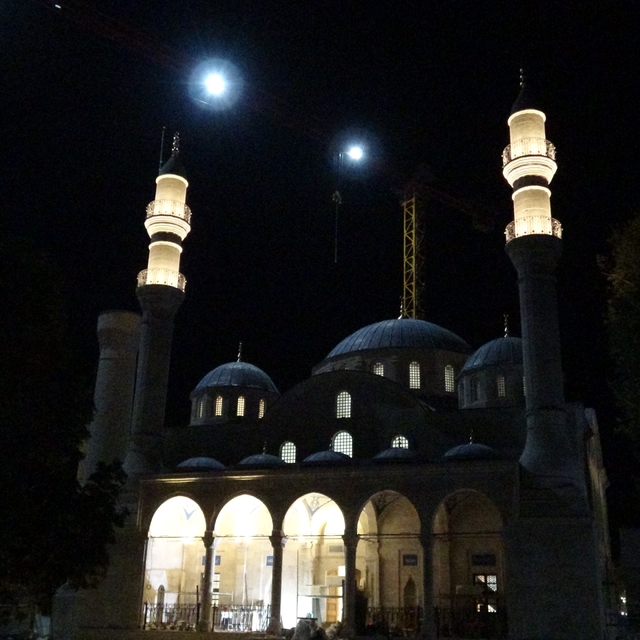 Depremde yıkılan Yeni Cami'nin ışıkları yıllar sonra yeniden yandı