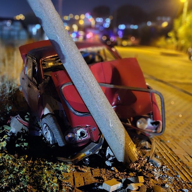 Çanakkale otomobil, yolun karşına geçmeye çalışan aileye çarptı: 1 ölü, 4 y...