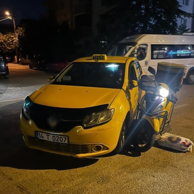 Bolu'da taksi ile moto kurye çarpıştı: 1 yaralı