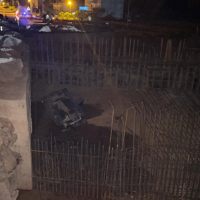 Kontrolden çıkan otomobil, 5 metre yükseklikten alt geçit inşaatının temeli...
