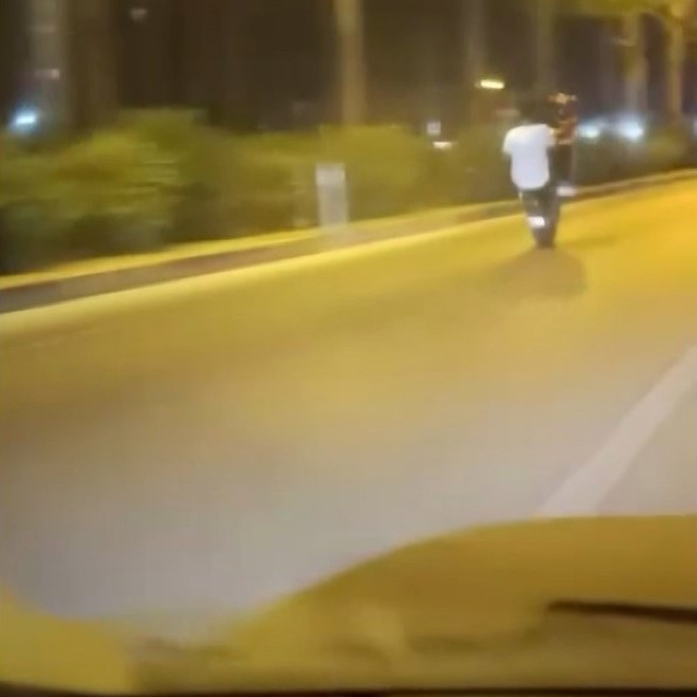 Sosyal medya şovu uğruna trafiği birbirine katan motosikletliler kamerada