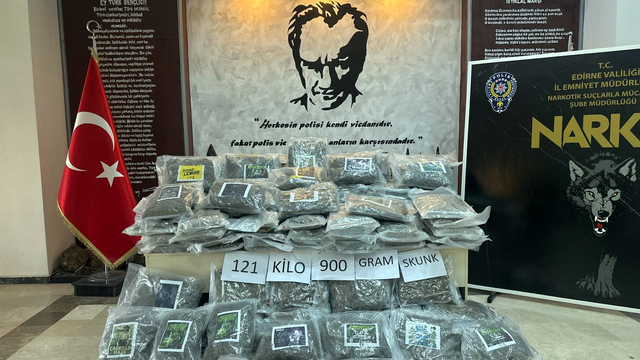 Hamzabeyli'de TIR'da 121 kilo 900 gram skunk ele geçirildi