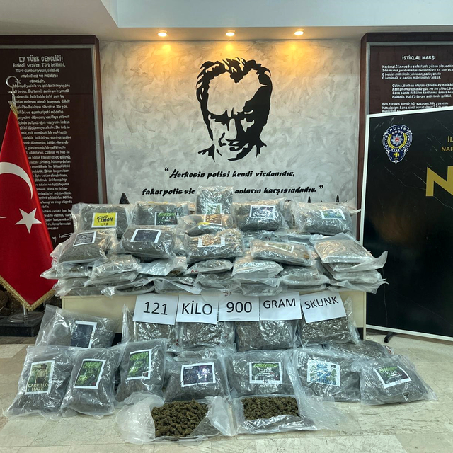 Hamzabeyli'de TIR'da 121 kilo 900 gram skunk ele geçirildi