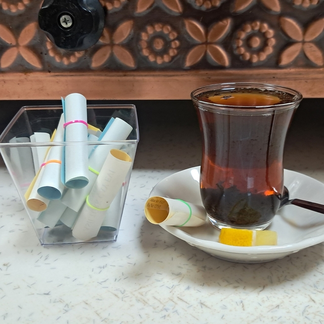Sıradan adisyonları böyle değiştirdi: Her fişte farklı mesaj
Bu çay evinde...