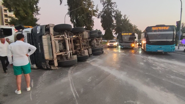 Antalya'da beton mikseri devrildi: 1 yaralı