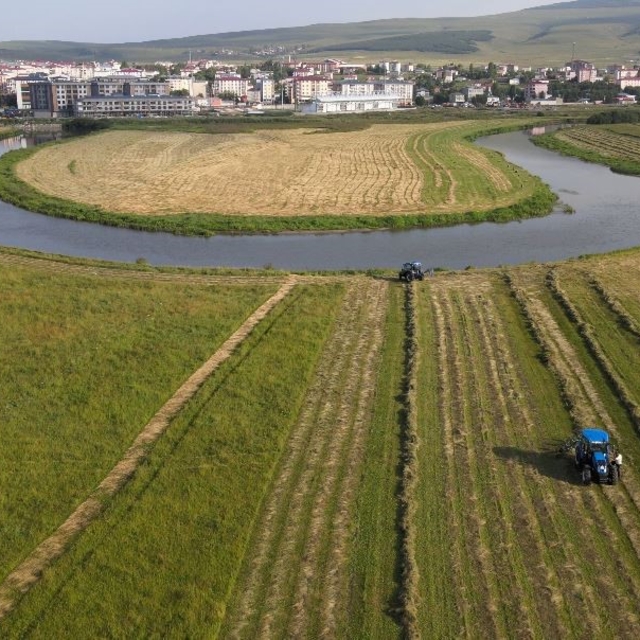 Ardahan'da hasat mesaisi havadan görüntülendi