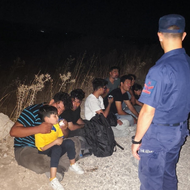 Yardım çağrısı yapan göçmenlerin imdadına ekipler yetişti
