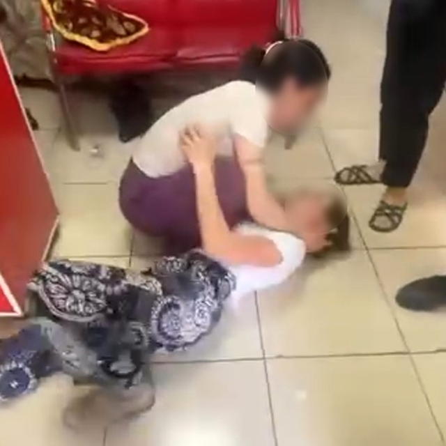 Adana'da hırsızlık şüphelisi kadın yakalanınca sara nöbeti numarası yaptı
A...