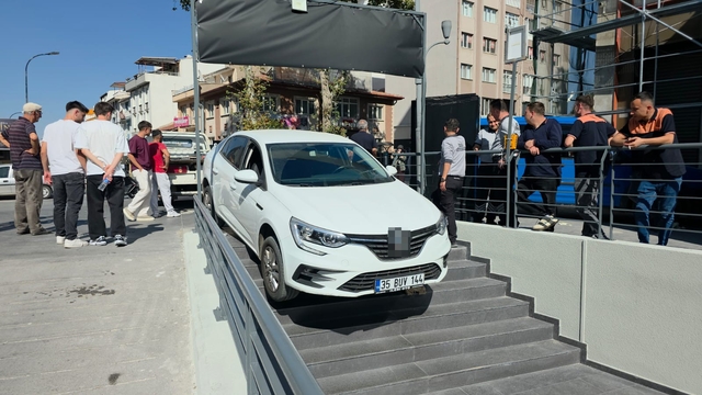 Kütahya'da ilginç kaza: Otomobil marketin merdivenlerinde asılı kaldı