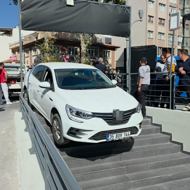 Kütahya'da ilginç kaza: Otomobil marketin merdivenlerinde asılı kaldı