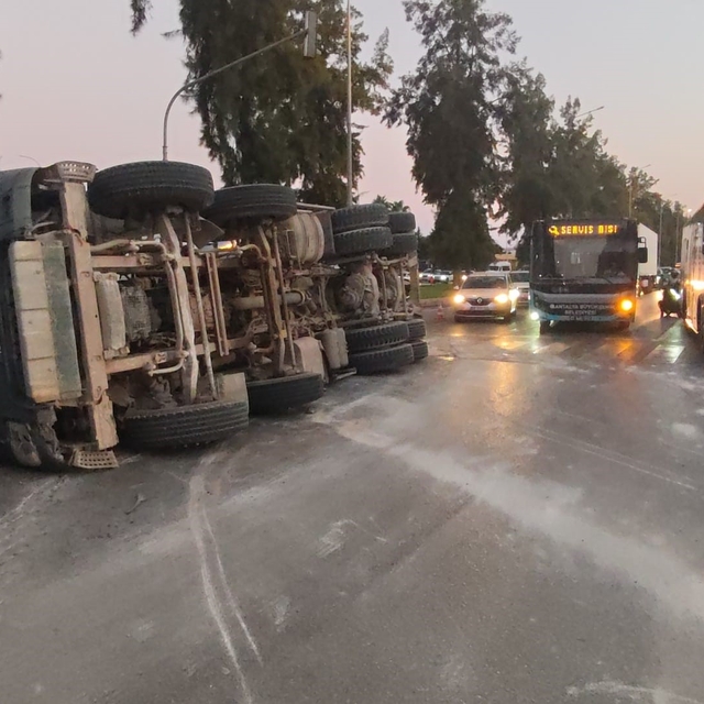 Antalya'da beton mikseri devrildi: 1 yaralı