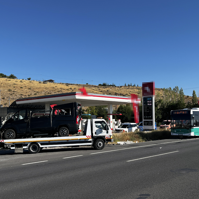 Minibüs, özel halk otobüsüne çarptı: 3 yaralı
