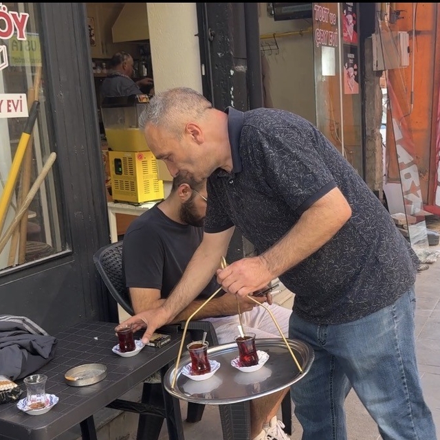 Dışlanma iddiasını reddeden çay ocağı çalışanı, "Herkese kapımız açık" dedi