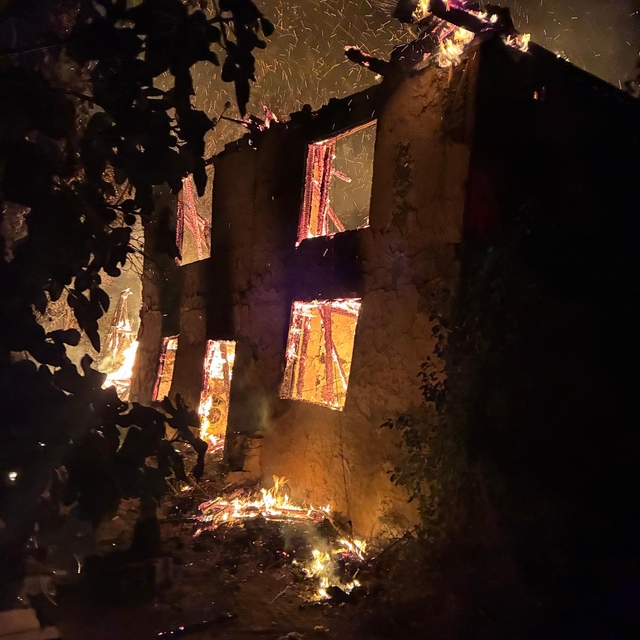 2 katlı metruk bina alev alev yandı