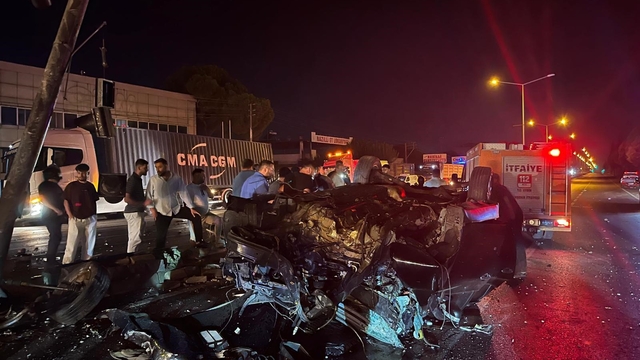 Aydın'da direğe çarpan otomobil paramparça oldu: 4 yaralı
