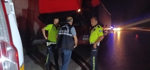 Arızalanan TIR'ı tamir ederken otomobil çarptı; 1 ağır yaralı