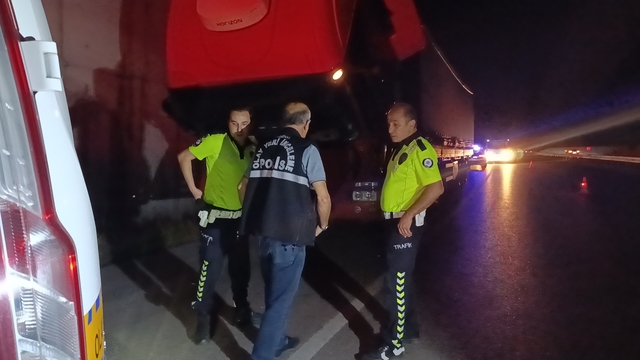 Arızalanan TIR'ı tamir ederken otomobil çarptı; 1 ağır yaralı