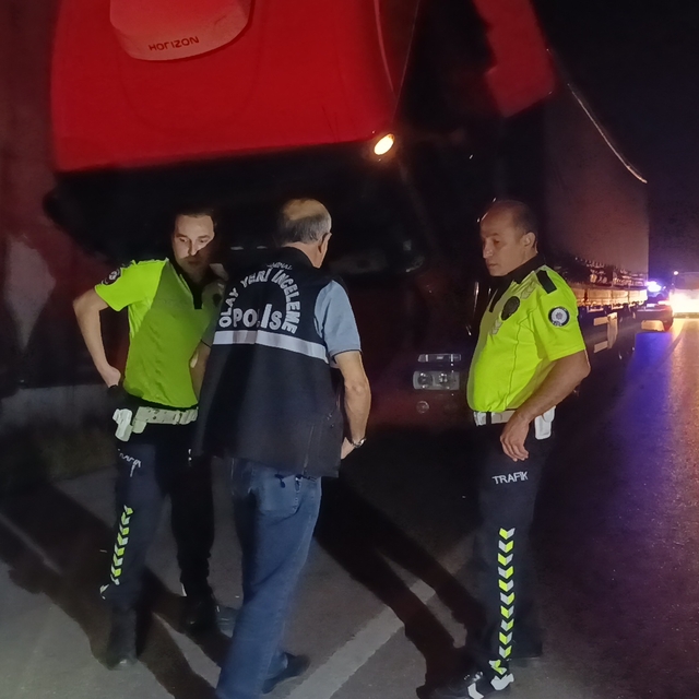 Arızalanan TIR'ı tamir ederken otomobil çarptı; 1 ağır yaralı