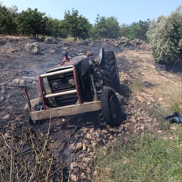 Erzin'de otluk alanda çıkan yangında alevler traktöre sıçradı
