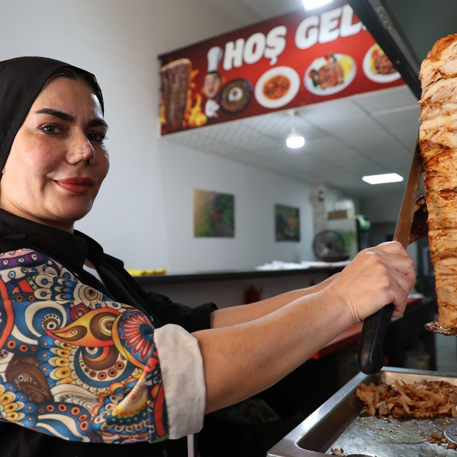 Elazığ'da iki çocuk annesi kadın girişimci, döner tezgahının başına geçti