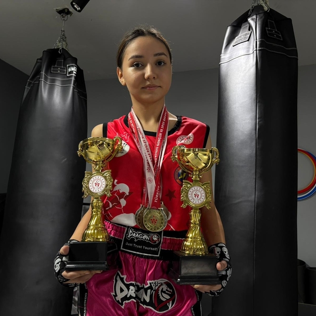 Mağazada çalışıp, spor salonu aidatını ödediği 'muay thai'de şampiyon oldu