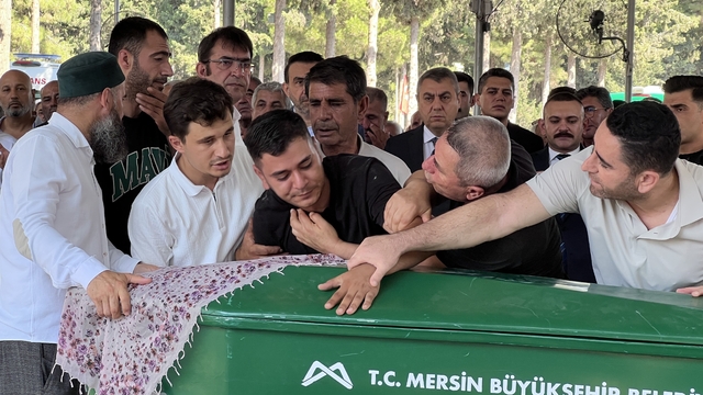 Gemi faciasında hayatını kaybeden hastane personeli Gülcan Gürel son yolculuğuna uğurlandı
Can yeleğini çıkararak kızına giydirdi, kendisi sulara gömüldü