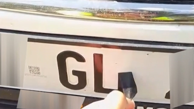 Plakada bant ile yapılan harf değişikliğine 140 bin TL ceza, 30 gün trafikten men
Otoyolda araç plakasını değiştirerek seyreden sürücüye ceza