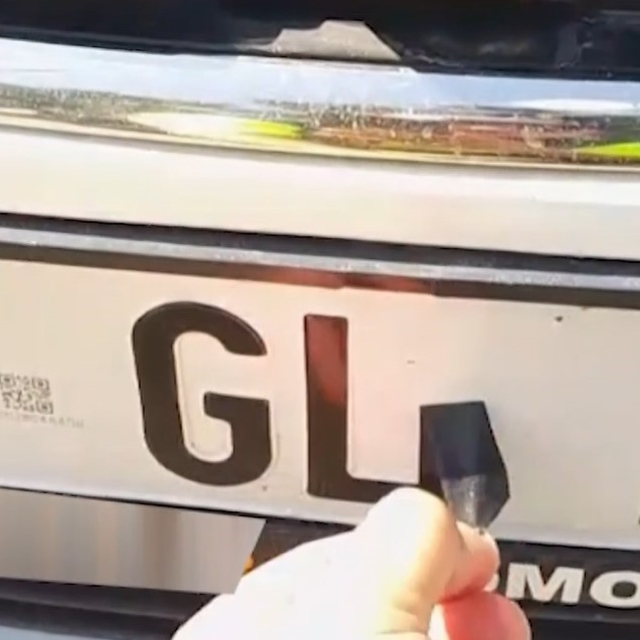 Plakada bant ile yapılan harf değişikliğine 140 bin TL ceza, 30 gün trafikt...