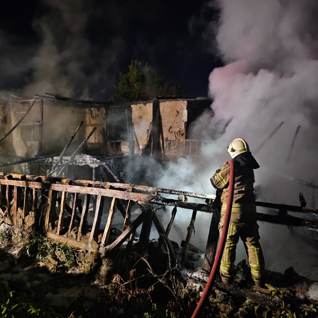 Bursa'da metruk bina alevlere teslim oldu