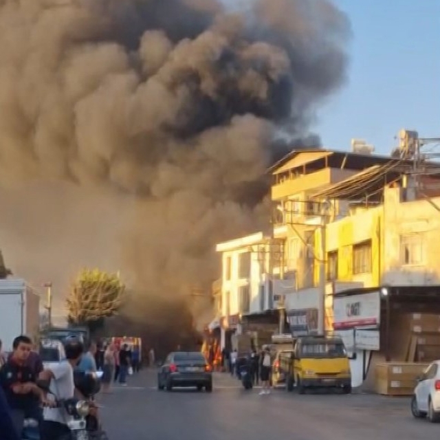 İzmir'de iş yeri yangını: Patlama sesleri paniğe neden oldu
