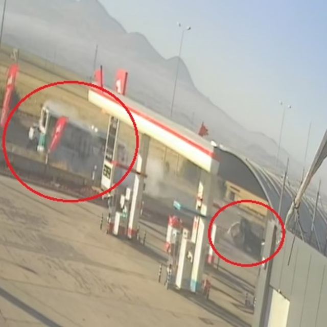 Minibüs, özel halk otobüsüne çarptı: 3 yaralı (2)