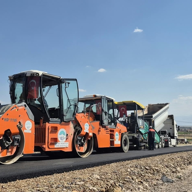 Kayseri Büyükşehir, Develi'de sıcak asfalt çalışmalarına başladı