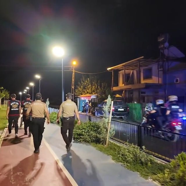 Adıyaman'da asayiş uygulamasında 2 aranan şahıs yakalandı