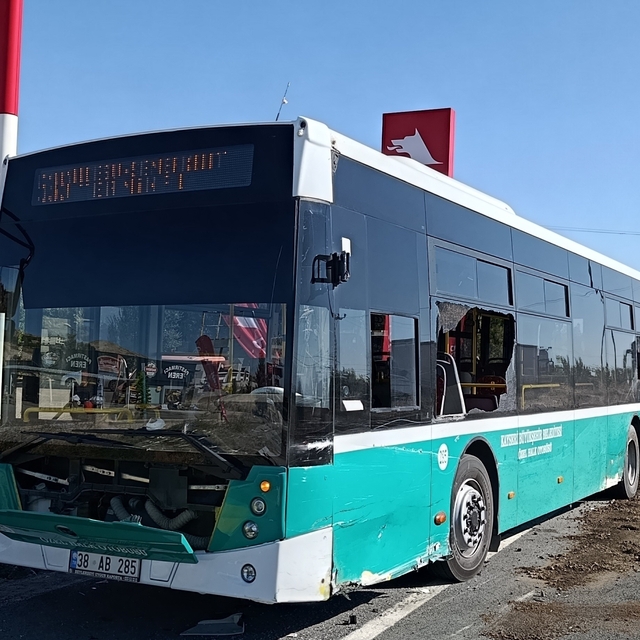 Minibüsün yolcu otobüsüne çarptığı kaza kamerada