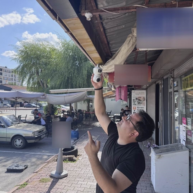 Taksiti bitmeden güvenlik kamerasını çaldılar
İş yerinin önündeki portatif...