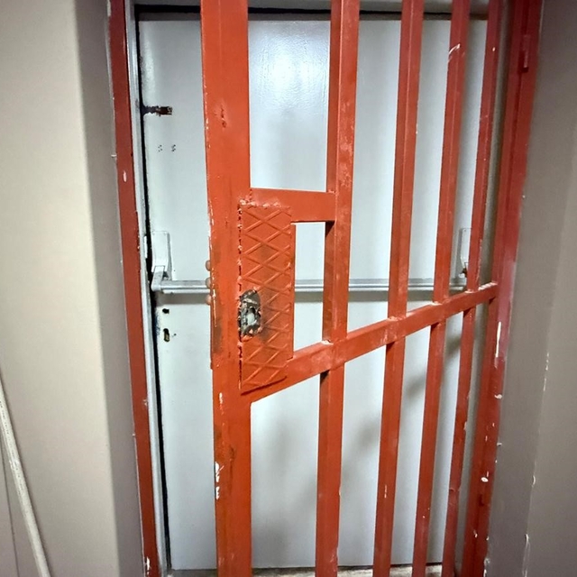 Mühürlü eğlence mekanı, eski diş kliniğinden açılan kapıyla işletildi iddia...