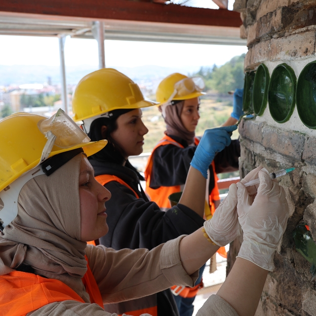 Eğri minareli camideki gizemli çanakların sırrı çözüldü
Eğri minaresi ile d...