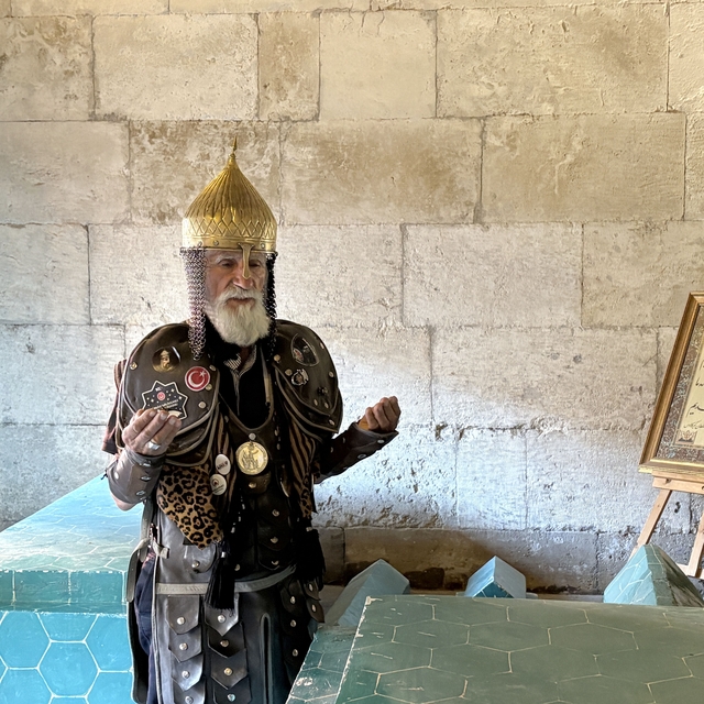 Sultan Alparslan'ın kılığında 60 ili gezdi, son durağı Sivas'ta gençlere Ma...
