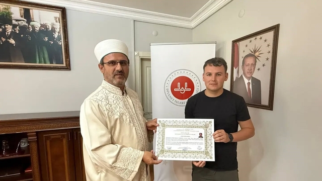 Bayram namazından etkilenip Müslüman oldu