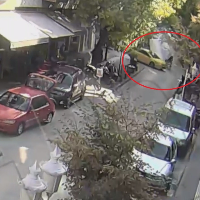 Ehliyetsiz sürücünün motosikleti taksiye çarptı; kaza kamerada
