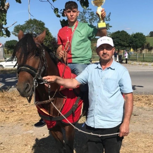 Rahvan at yarışlarından alınan kupa gurur yaşattı