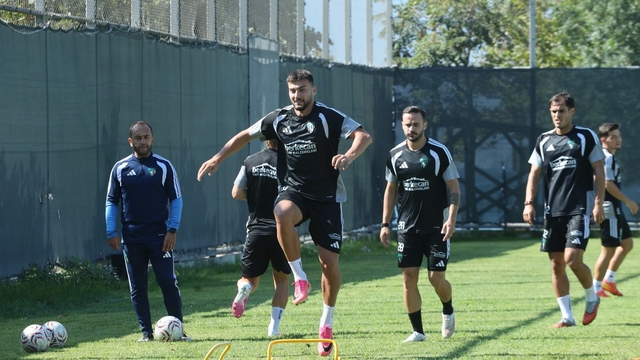 Florian Aye: "Takım ruhuyla hareket edip gol arayışında olan Florian göreceksiniz"
Kocaelispor'un yeni transferi Florian Aye:
"Takım ruhuyla hareket eden ve sürekli koşan biriyim"
"Taraftarla karşılaşmak için sabırsızlanıyorum"