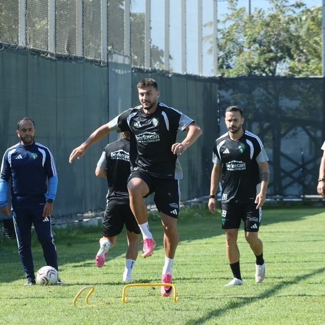 Florian Aye: "Takım ruhuyla hareket edip gol arayışında olan Florian görece...