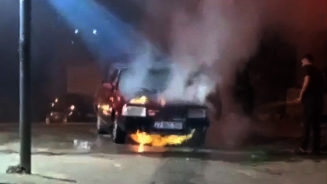 Gaziantep'te kırmızı ışıkta bekleyen otomobil yandı