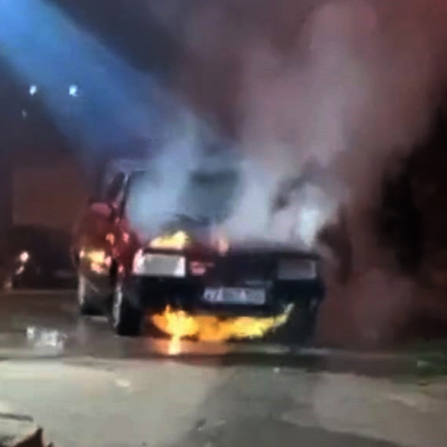 Gaziantep'te kırmızı ışıkta bekleyen otomobil yandı
