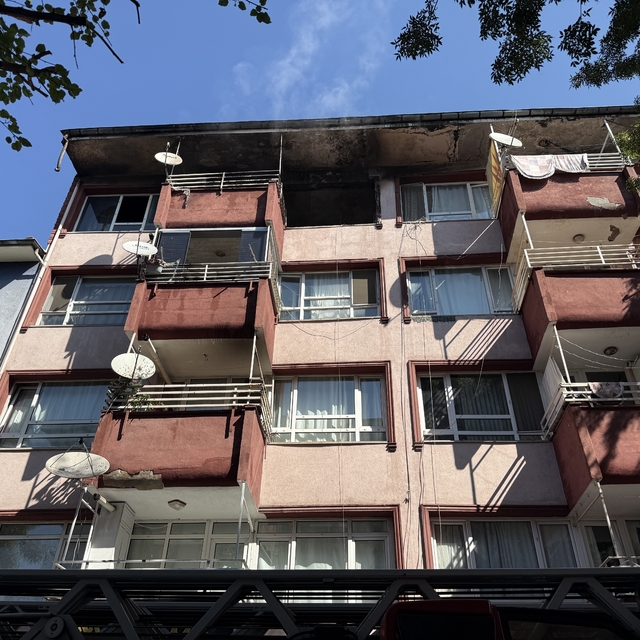 4 katlı binanın üst katında çıkan yangın paniğe neden oldu