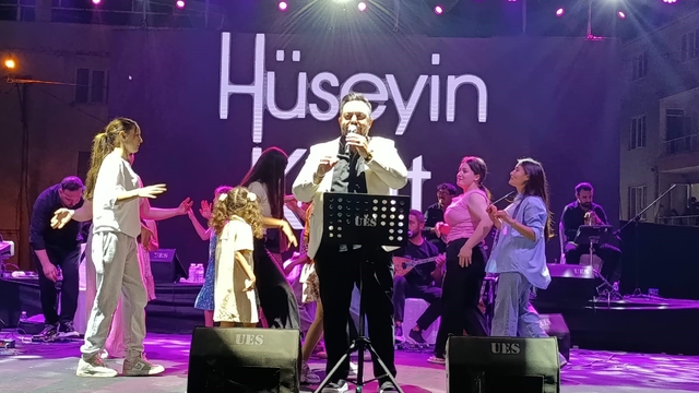Hüseyin Kağıt coşturdu, Başkan Daban sahnede oynadı