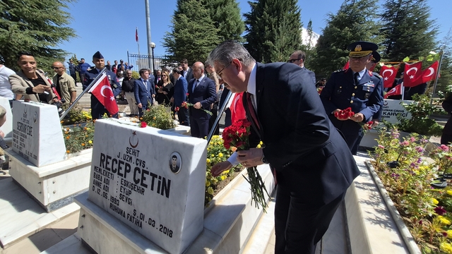 Eskişehir'in düşman işgalinden kurtuluş törenleri
Kanlıpınar Şehitliği'ndeki 52 kabre karanfil bırakıldı
Eskişehir Valisi Dr. Erdinç Yılmaz:
"Hiçbir güç birliğimizi bozmaya muktedir olamayacaktır"