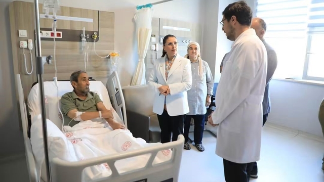 Vali Arslan Kıbrıs Gazisini hastanede ziyaret etti