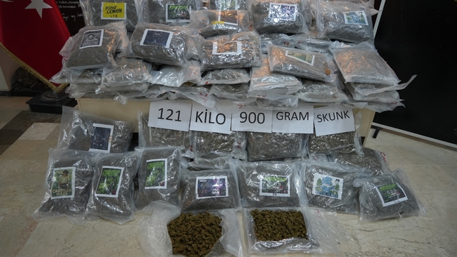 Tırın dorsesinden 121 kilo 900 gram skunk çıktı